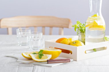 kesilmiş limon ve limonata