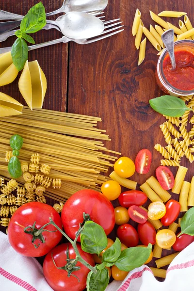 Pasta de diferentes tipos con tomates y albahaca — Foto de Stock