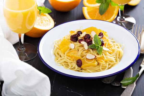 Efterrätt pasta med orange — Stockfoto