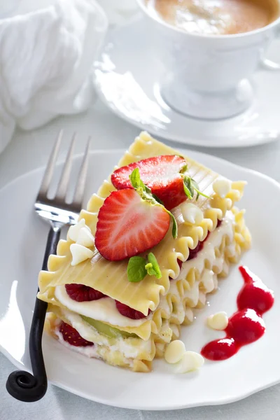 Dessert lasagna with berries and kiwi — Stock Photo, Image