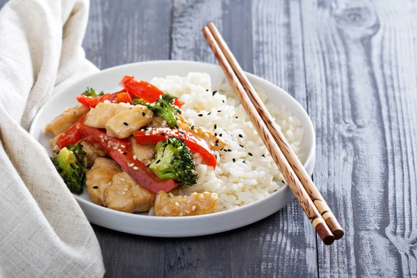 Chicken and vegetables stir fry — Stock Photo, Image