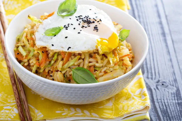 Жареный рис с капустой и морковью — стоковое фото