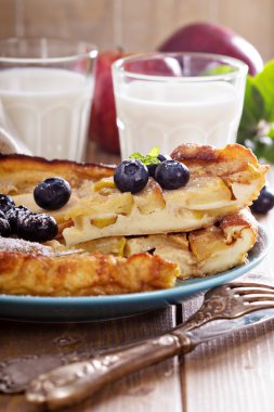 elma, şeker ve tarçın ile pişirme