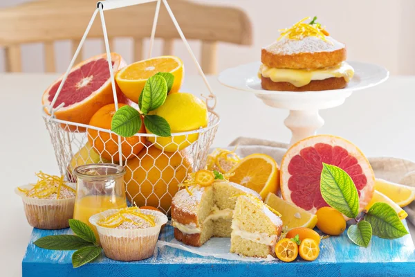 柠檬与酸奶酪的柑橘维多利亚海绵蛋糕 — 图库照片