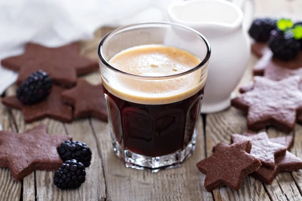 Kahve bir bardak çikolata kurabiye ile — Stok fotoğraf