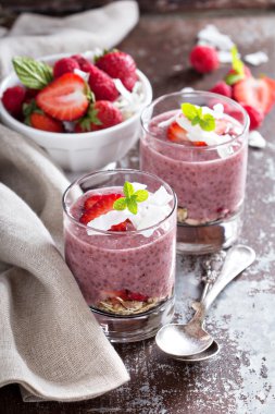 çilek chia puding gözlük