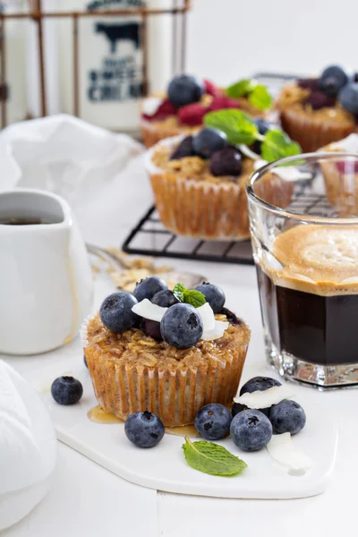 Oat muffin with coffee for breakfast — Stock Photo, Image