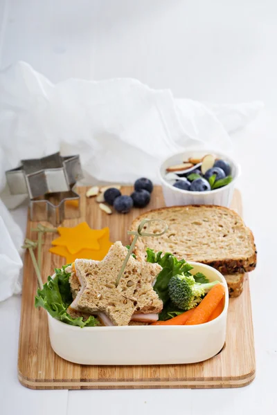 Oběd box s sendvič a salátem — Stock fotografie