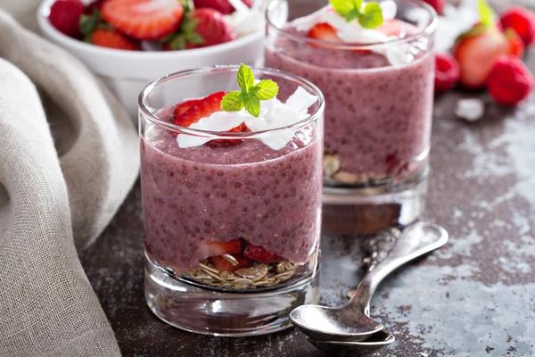 Aardbei chia pudding in glazen — Stockfoto