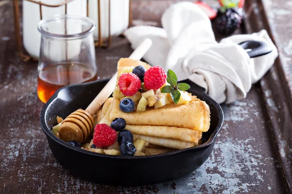 Pancake tipis dengan apel dan berry segar — Stok Foto