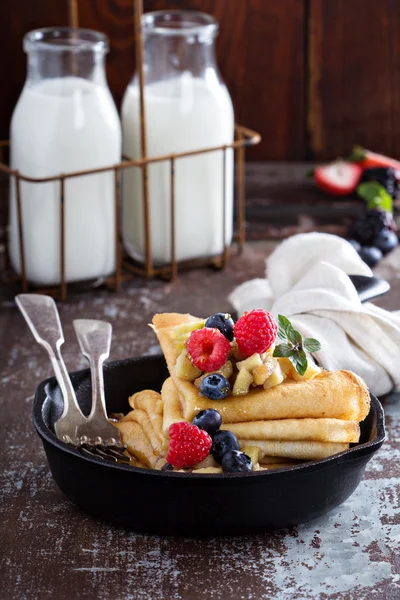 Tunna pannkakor med äpplen och färska bär — Stockfoto