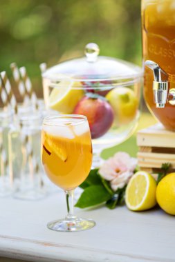 Şeftali limonata içmek istasyonu