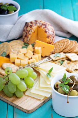 bir tablo üzerinde Peynir tabağı