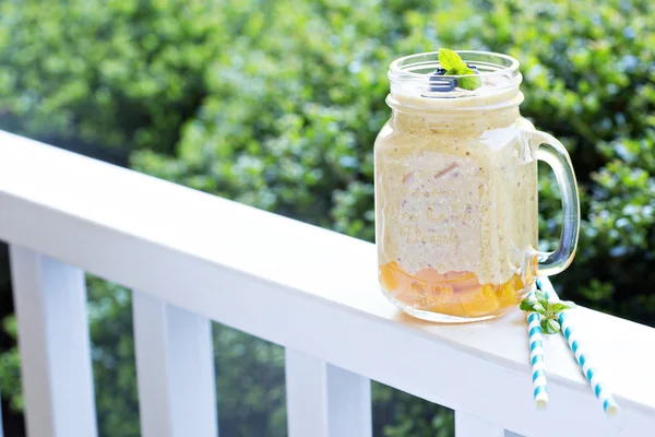 Peach and mango smoothie outdoor in the morning — Stock Photo, Image