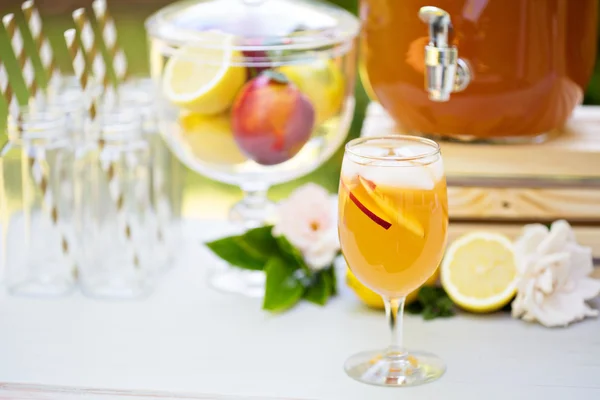 Peach lemonade on the drink station — Stock Photo, Image