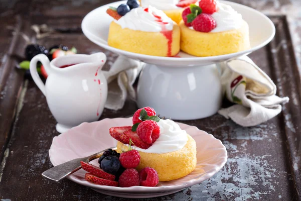 Pasrtry cups filled with cream and fresh berries — Stock Photo, Image