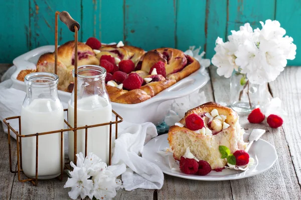 Zelfgemaakte kaneel raspberry rollen — Stockfoto