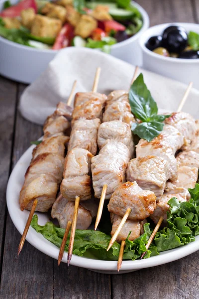 Pork kebabs with fresh salad leaves — Stock Photo, Image