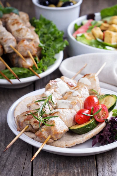 Brochetas de cerdo en pita con verduras —  Fotos de Stock