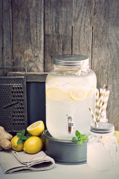 Τζίντζερ σπιτική λεμονάδα σε μια dispencer ποτών — Φωτογραφία Αρχείου
