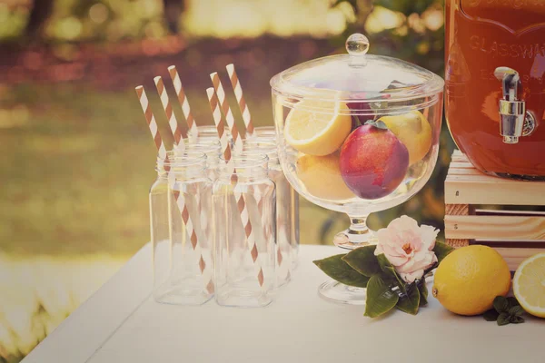 Estación de bebidas para una fiesta al aire libre — Foto de Stock