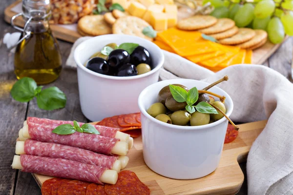 Verscheidenheid aan hapjes op tafel — Stockfoto