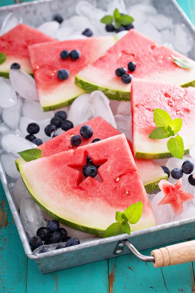 Frische Wassermelone mit Blaubeeren — Stockfoto