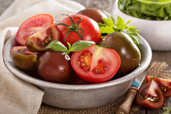 Ripe fresh tomatoes in a bowl — Stock Photo, Image