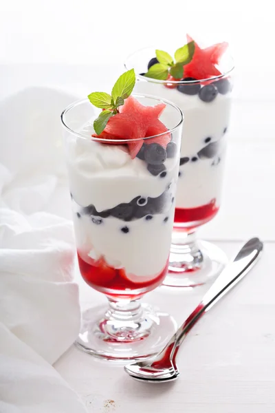 Parfait allo yogurt con mirtilli e fragole — Foto Stock