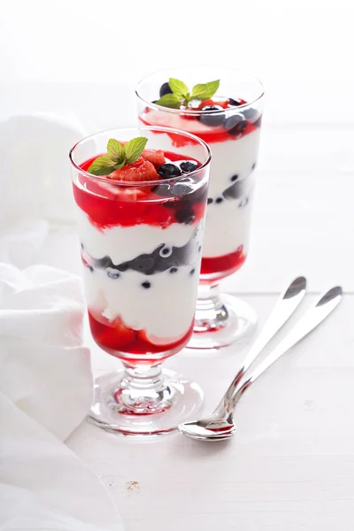 Yoghurt parfait med blåbär och jordgubb — Stockfoto