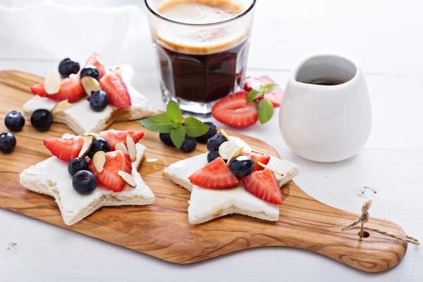 Star shaped sandwiches with berries and cheese — Stock Photo, Image