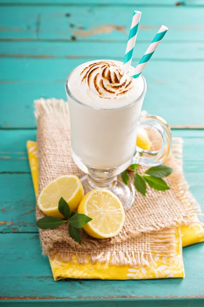 Lemon milkshake dengan meringue di atas — Stok Foto
