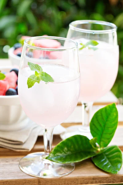 Kaltes Wassermelonengetränk auf dem Tisch im Freien — Stockfoto