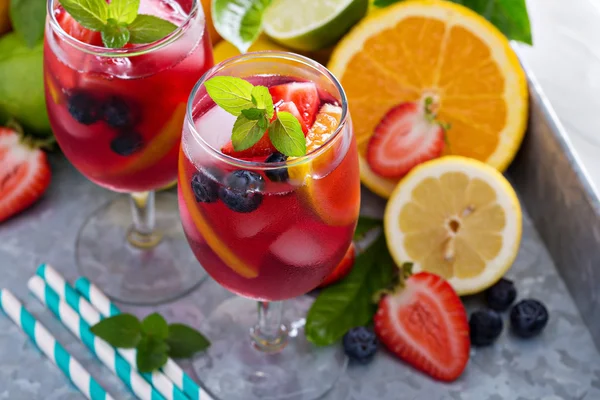 Sangria vermelha gelada com frutas cítricas — Fotografia de Stock