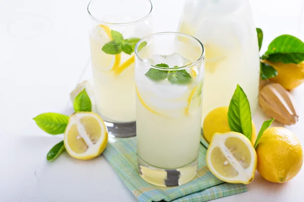 Домашний лимонад в высоких бокалах — стоковое фото
