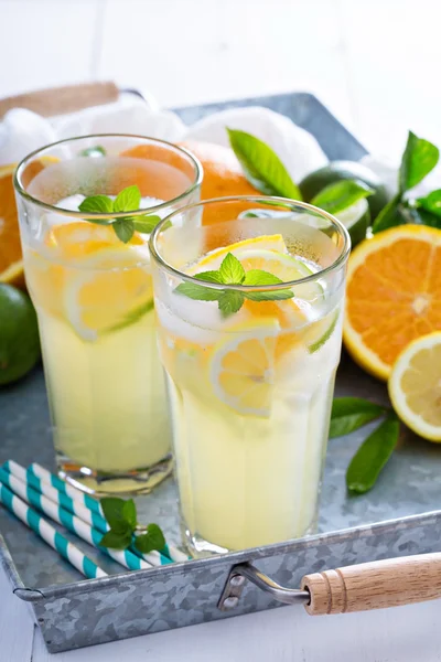 Homemade citrus lemonade in tall glasses — Zdjęcie stockowe