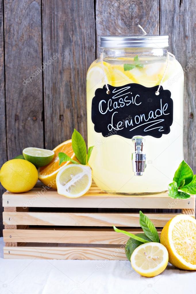 Hausgemachte Limonade im Getränkeautomaten - Stockfotografie ...
