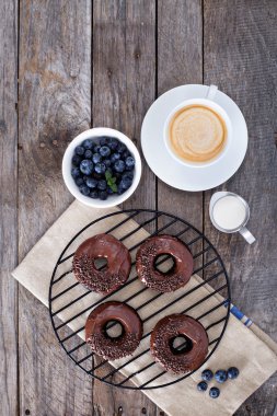 Çikolatalı donuts kahve ve yaban mersini