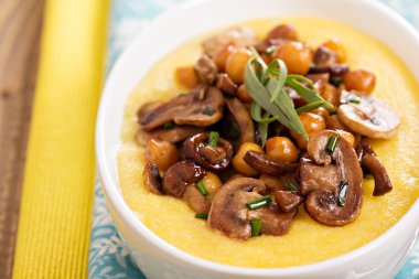 Polenta baharatlı muchrooms ve Nohut ile