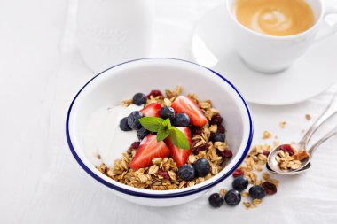 Ev yapımı granola ile kahvaltı kase