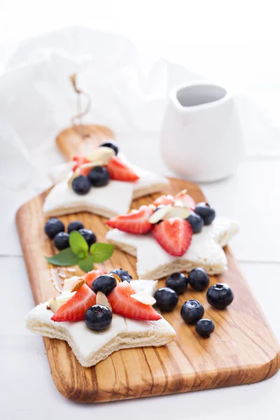 Panini a forma di stella con bacche e formaggio — Foto Stock