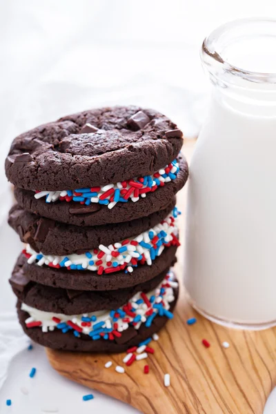 Chocolate sandwich cookies with creamy filling — Stock Photo, Image