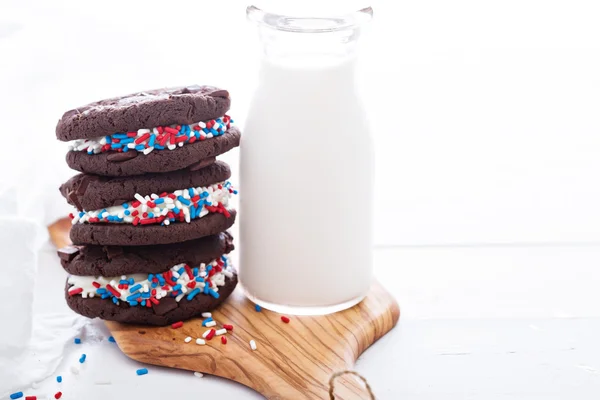 Chocolate sandwich cookies with creamy filling — 스톡 사진