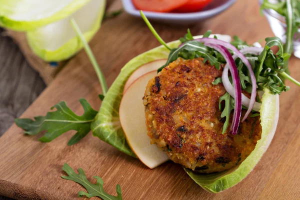 Vegán burgerek quinoa és zöldségekkel — Stock Fotó