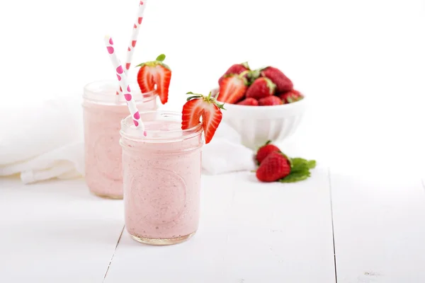 Strawberry milkshake in mason jars — Stock Photo, Image