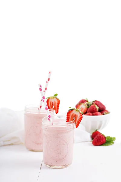 Strawberry milkshake in mason jars — Stock fotografie