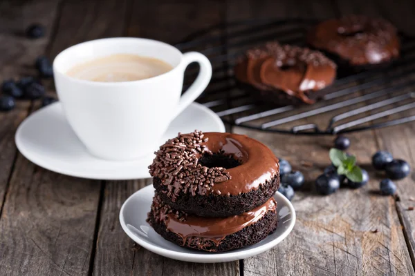 Шоколадные пончики с кофе и черникой — стоковое фото
