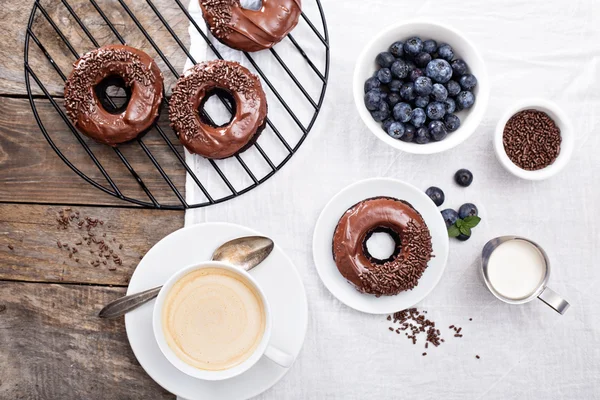 Donuts au chocolat avec café et bleuets — Photo