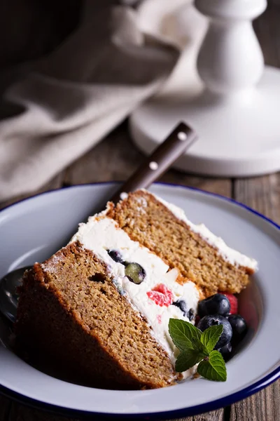 Glutenfreie geschichtete Kuchenscheibe — Stockfoto