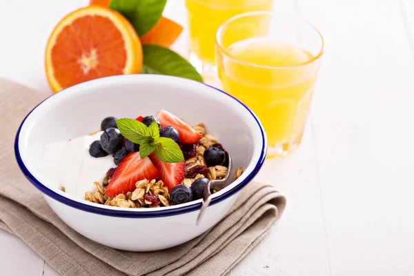 Breakfast bowl with homemade granola — Stock Photo, Image